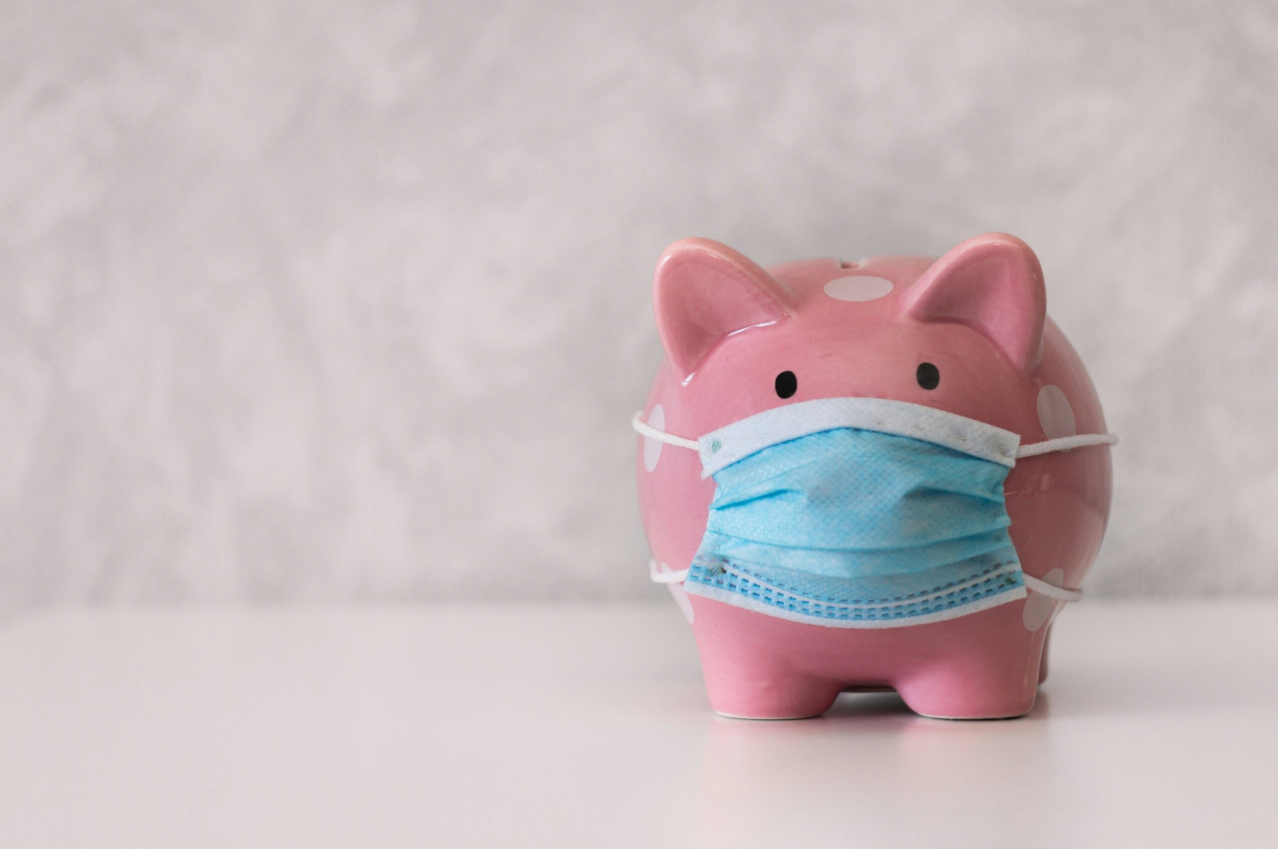 Comparison table illustrating pros and cons of using credit cards versus savings for emergencies.