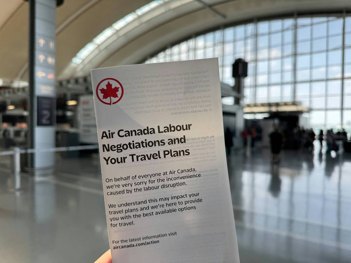 Infographic showing average costs of flight delays